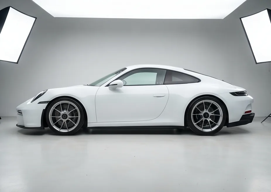 Coupé sport blanc vu de profil dans un studio photo, avant le covering intégral